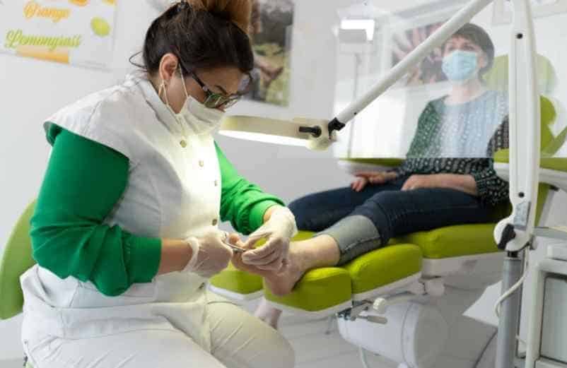 Quels traitements locaux pour agir directement sur l'ongle ? Handissimo