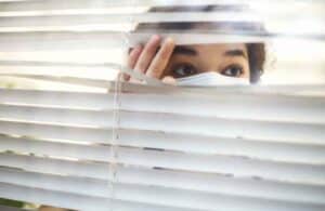 Paranoïa : quels sont les signes qui ne trompent pas ? Et que faire ?-Handissimo