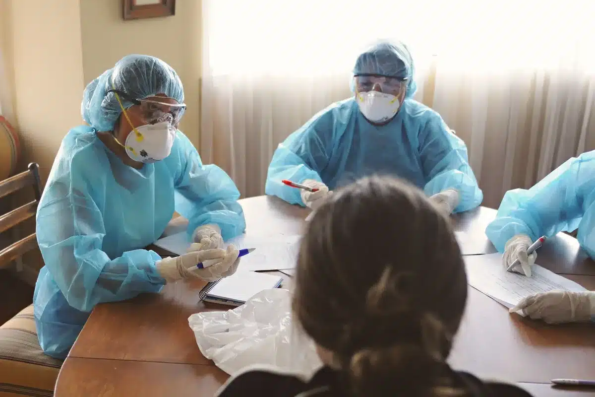 Équipe soignante discutant autour d'un plan de soins coordonné