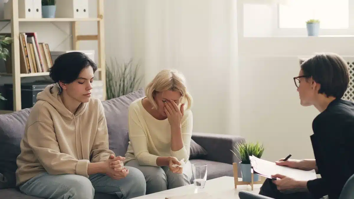 Famille réunie autour d'une table pour discuter et partager les responsabilités d'accompagnement