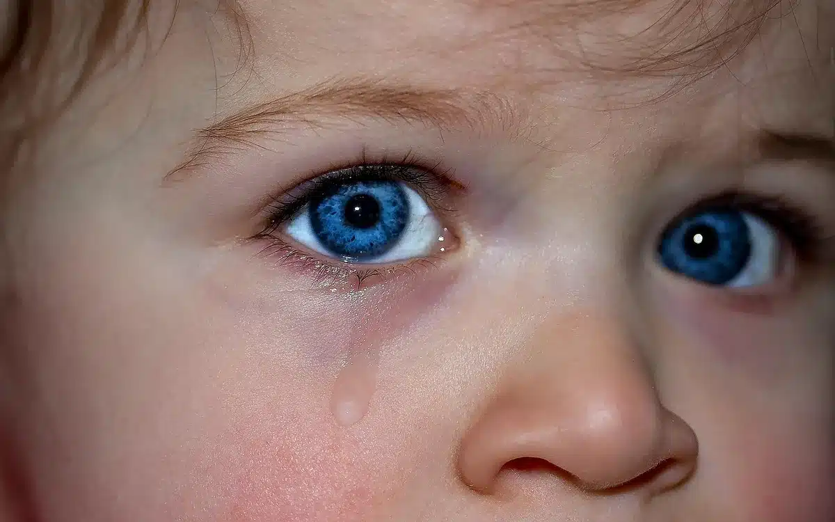Illustration conceptuelle du cerveau d'un enfant et de l'amygdale lors d'une émotion intense