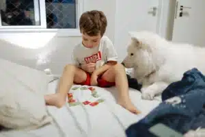Un enfant montrant du doigt une carte d'émotions colorée sur une table