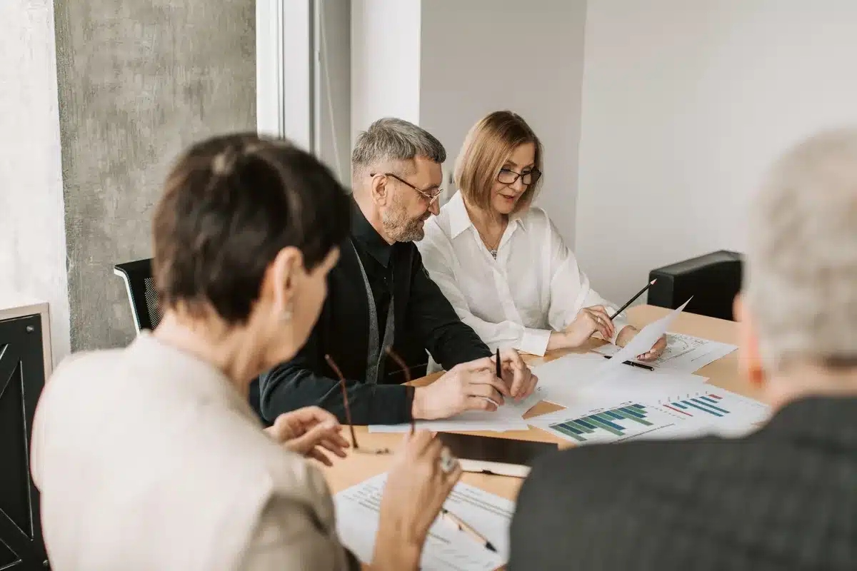 Réunion d'équipe pour coordonner la mise en conformité et répartir les responsabilités