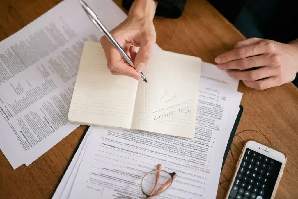Dossiers et documents administratifs organisés sur un bureau avec liste de contrôle