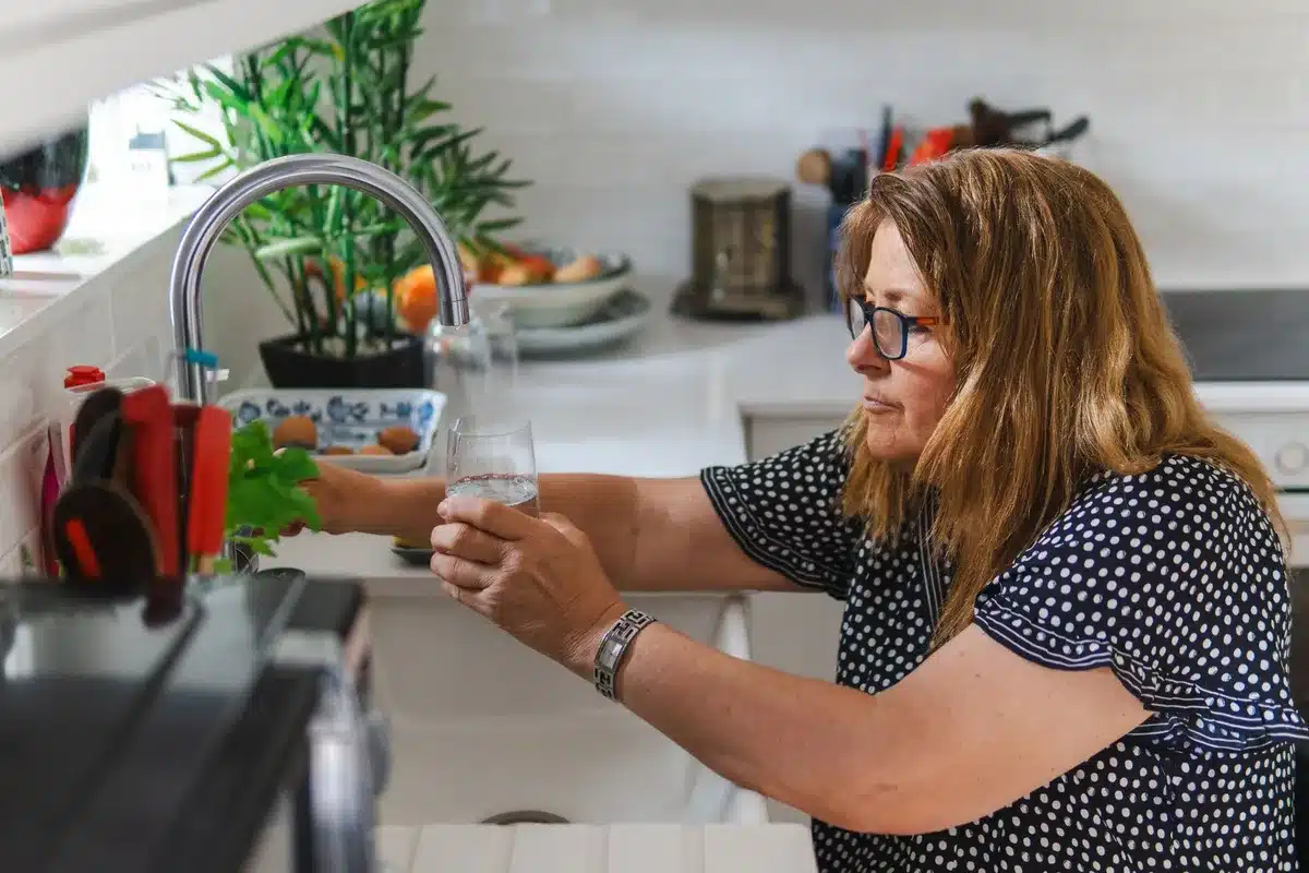 Verre d'eau frais et accessible à proximité pour maintenir une bonne hydratation