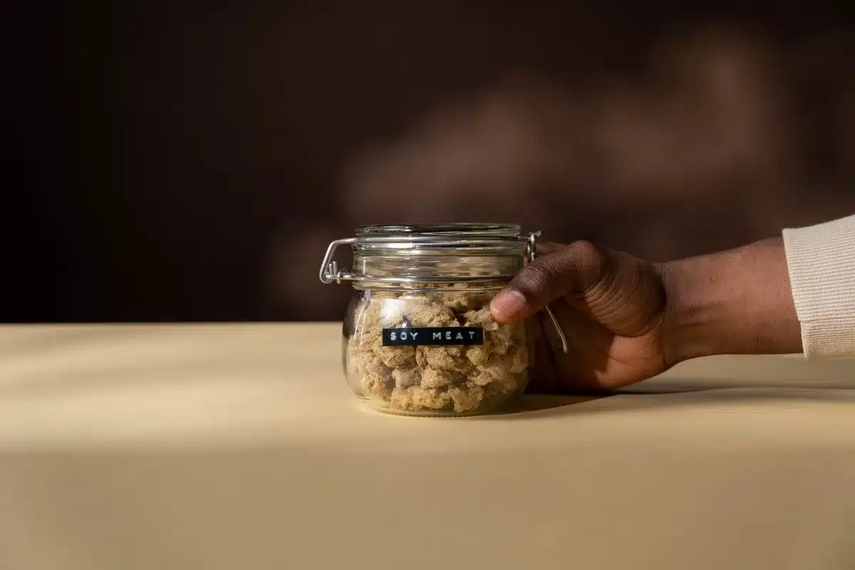 Gros plan sur une étiquette nutritionnelle mettant en évidence le contenu en protéines par portion