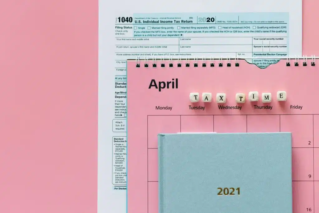 Documents administratifs et calendrier sur un bureau avec stylo et lunettes