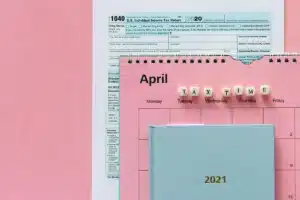 Documents administratifs et calendrier sur un bureau avec stylo et lunettes
