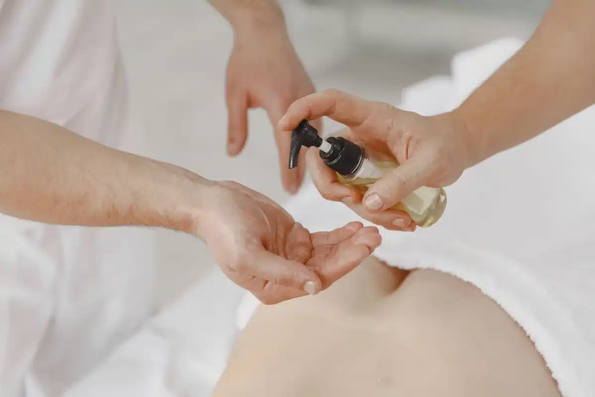 Application d'huile sur cheveux ou massage du cuir chevelu avec les doigts
