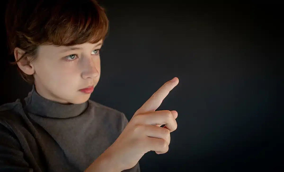 Un enfant indique son niveau sur une échelle de bien-être simple et colorée
