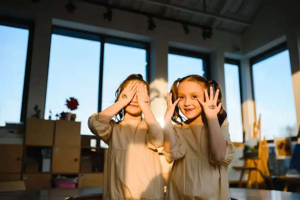Un enfant et un adulte observent ensemble une échelle visuelle de bien-être affichée au mur