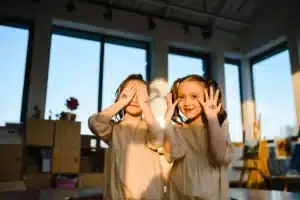 Un enfant et un adulte observent ensemble une échelle visuelle de bien-être affichée au mur