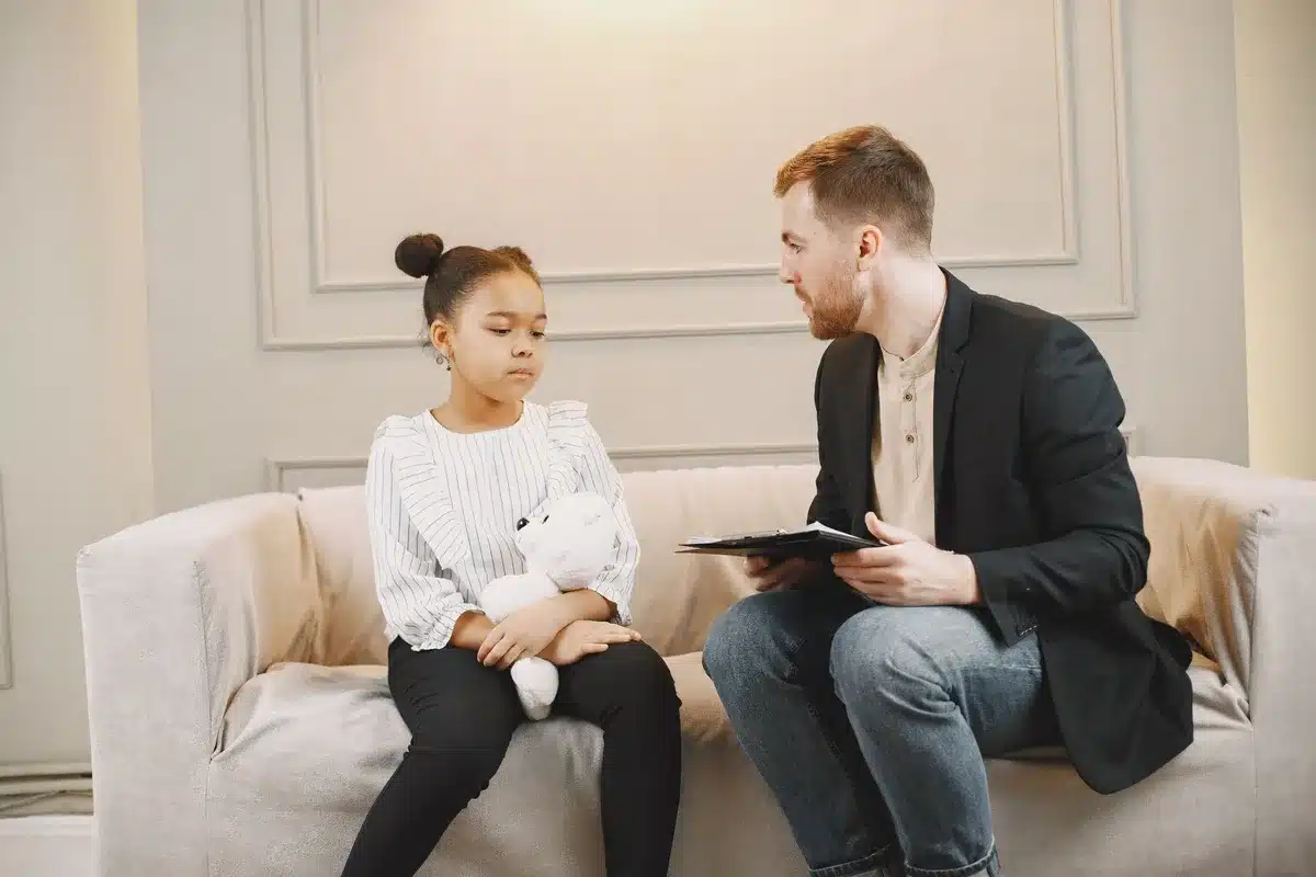 Enfant attentif écoutant avec une expression ouverte et réceptive