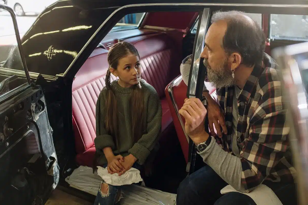 Parent parlant sincèrement avec son enfant après une dispute, moment de réparation