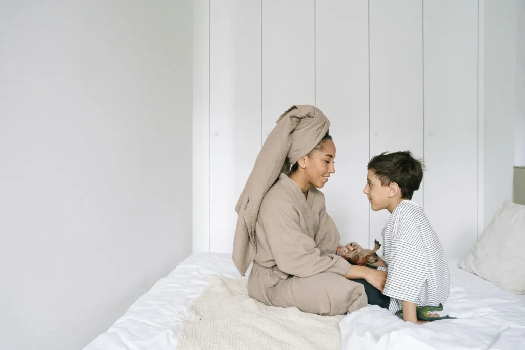 Parent et enfant en conversation intime pendant les vacances, partageant un moment de connexion authentique