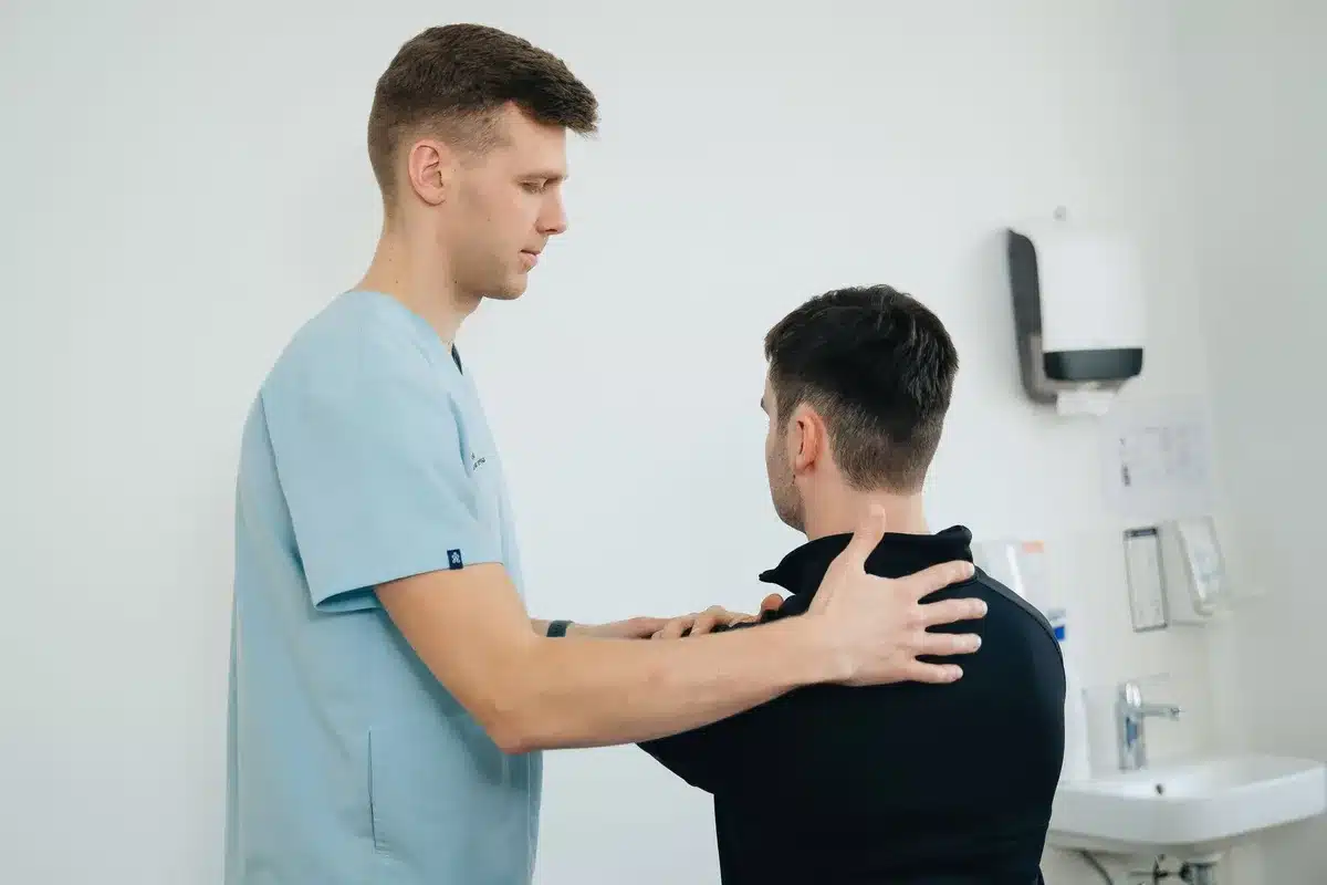 Personne effectuant des exercices de rééducation pour une tendinite