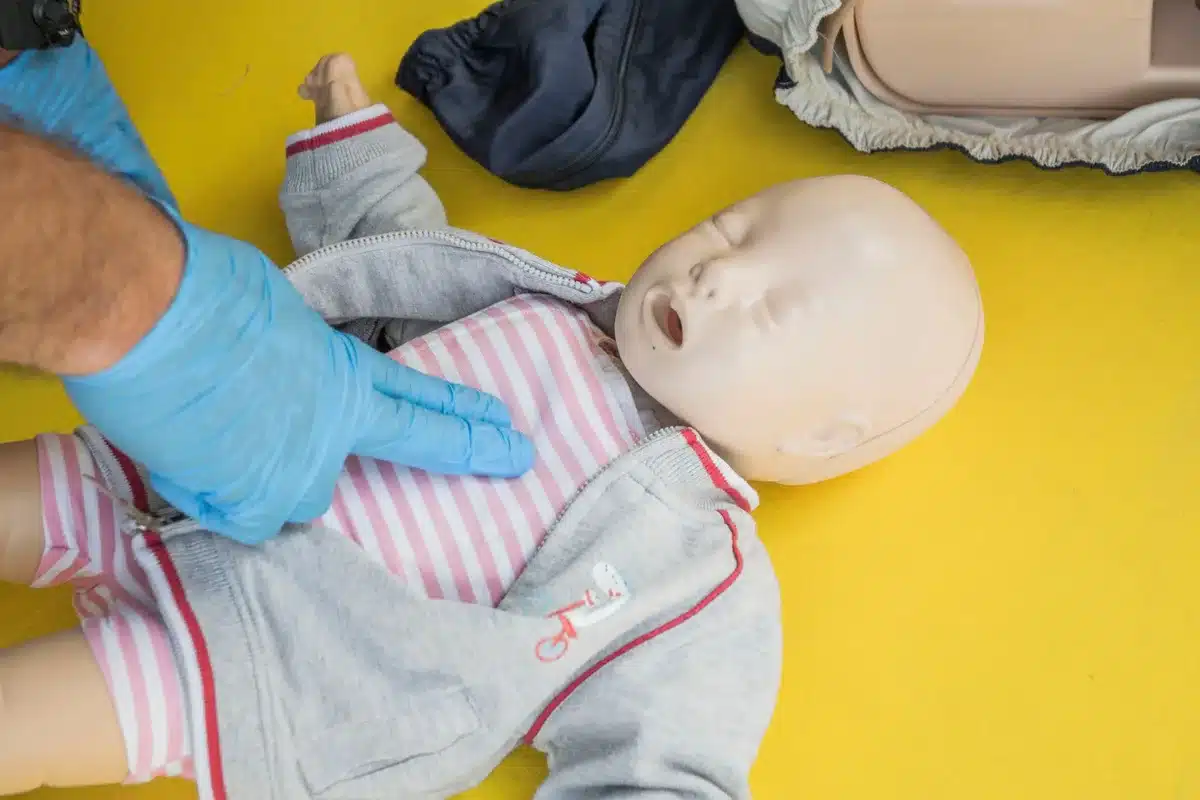 Enfant recevant les premiers soins avec une compresse pour arrêter le saignement après une dent cassée