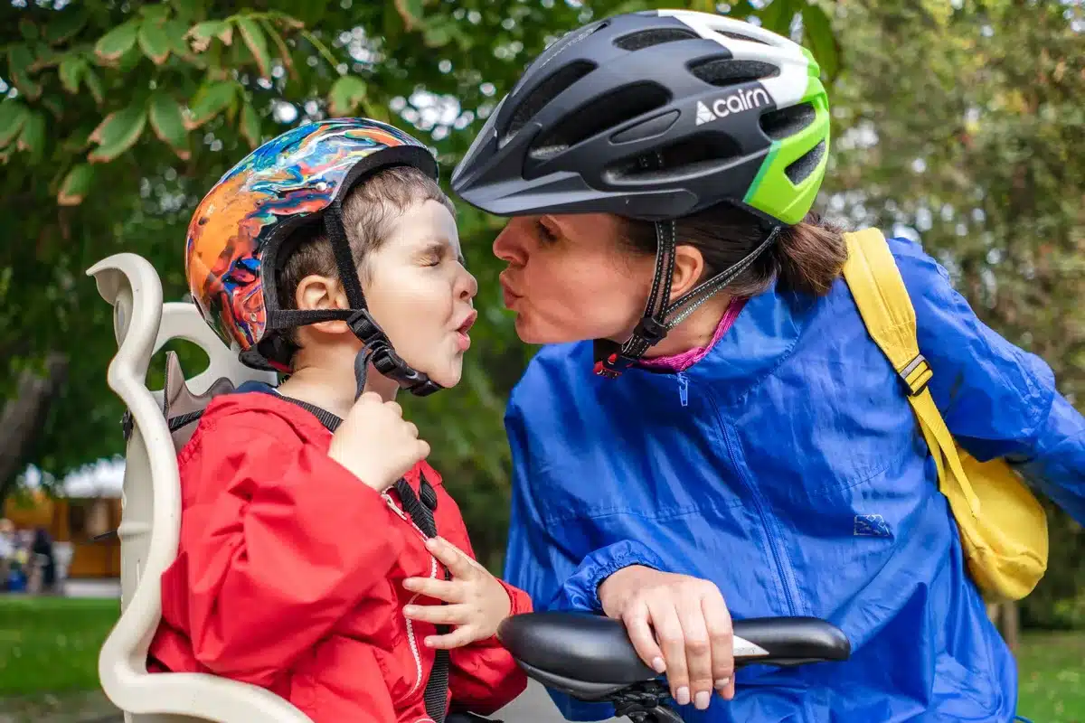 Enfant portant un casque de vélo et des équipements de protection pour prévenir les accidents dentaires