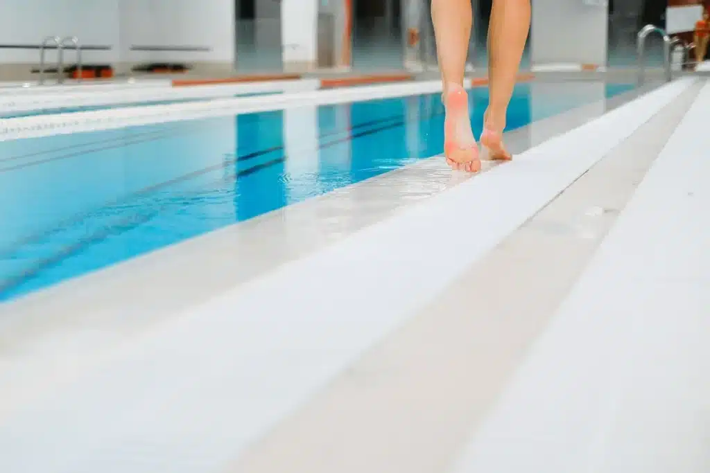 Personne effectuant des exercices doux dans l'eau, soutenant son dos et ses genoux
