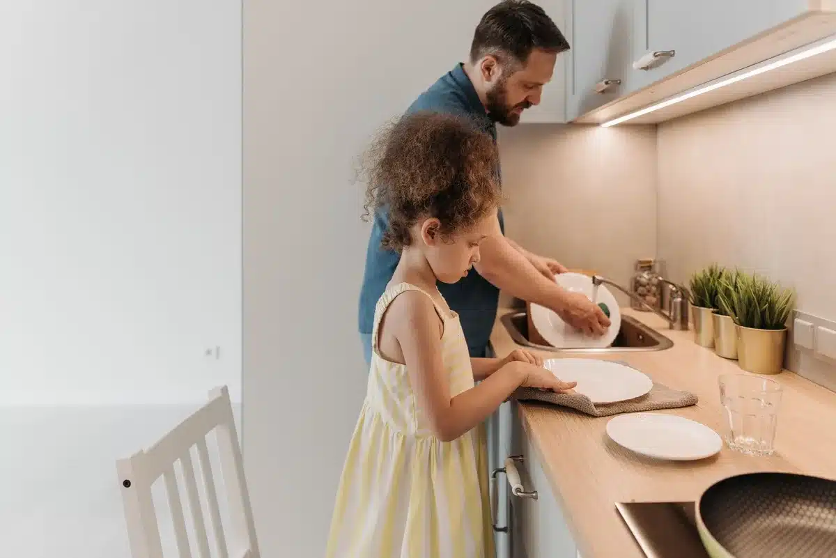 Enfant accomplissant une responsabilité à la maison de manière constructive