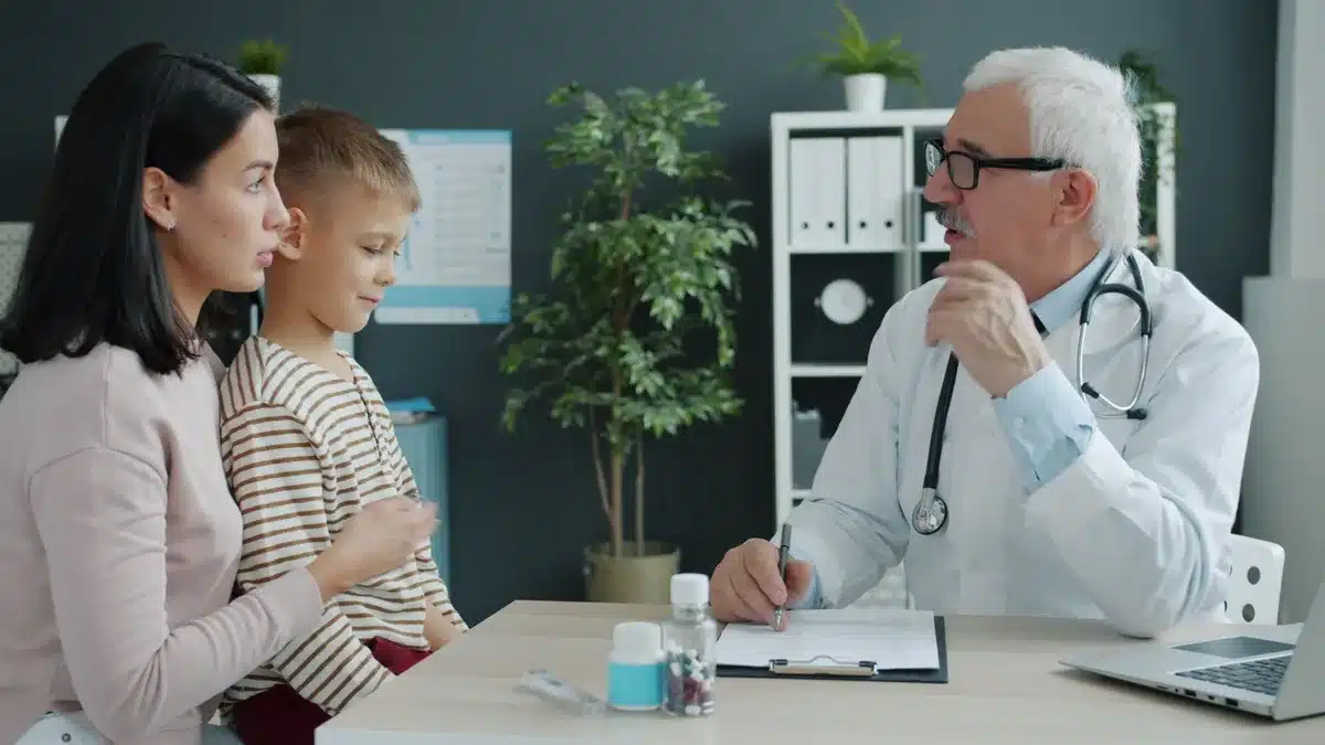 Conversation entre un parent et un professionnel de santé pour discuter du comportement de l'enfant