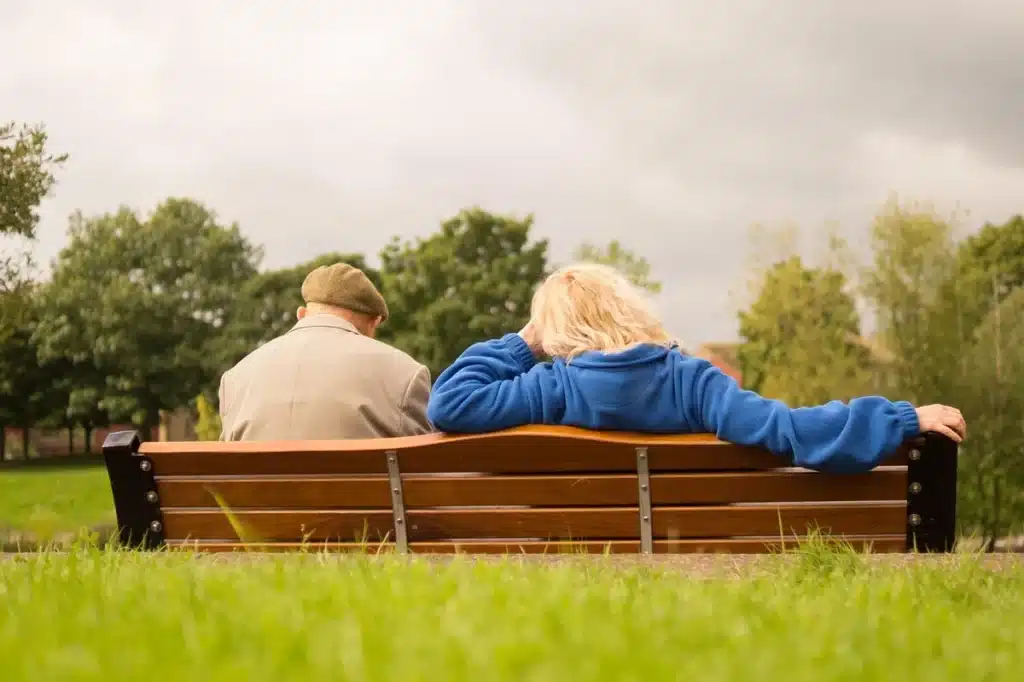 Un adulte et un enfant assis côte à côte dans un moment de silence bienveillant.