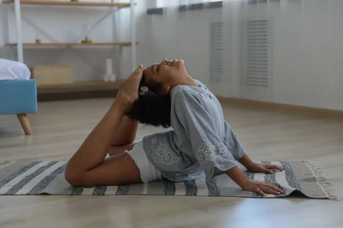 Enfant pratiquant un exercice de respiration pour retrouver le calme