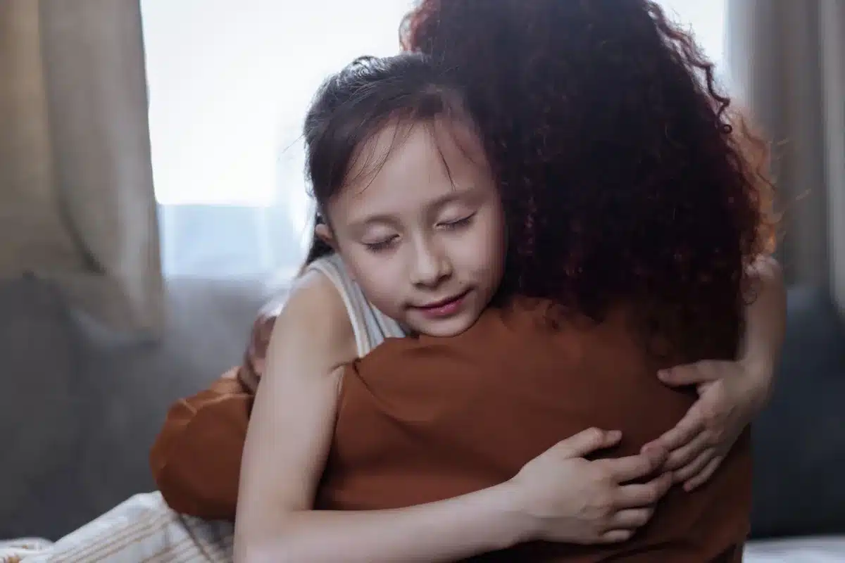 Parent et enfant en moment de soutien émotionnel bienveillant