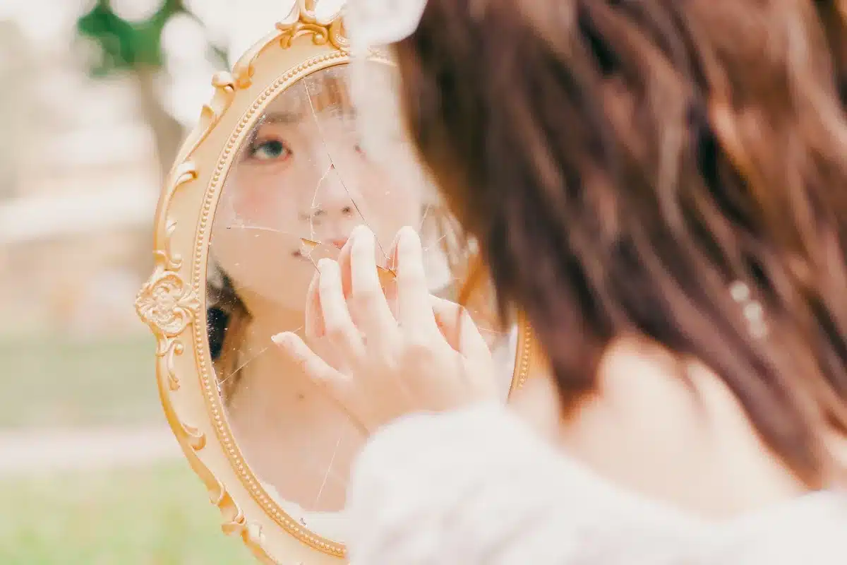 Femme en introspection écoutant ses émotions pour choisir la fleur adaptée