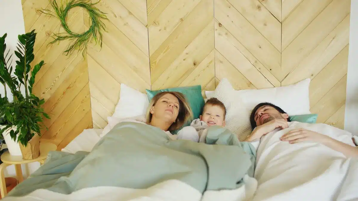 Parent endormi ou en train de se reposer, symbolisant l'importance du sommeil pour restaurer les capacités mentales.
