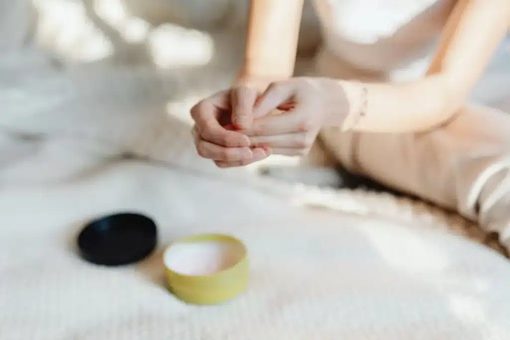 Mains appliquant une lotion rafraîchissante sur la peau avec des mouvements de friction rapides