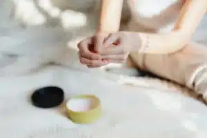 Mains appliquant une lotion rafraîchissante sur la peau avec des mouvements de friction rapides