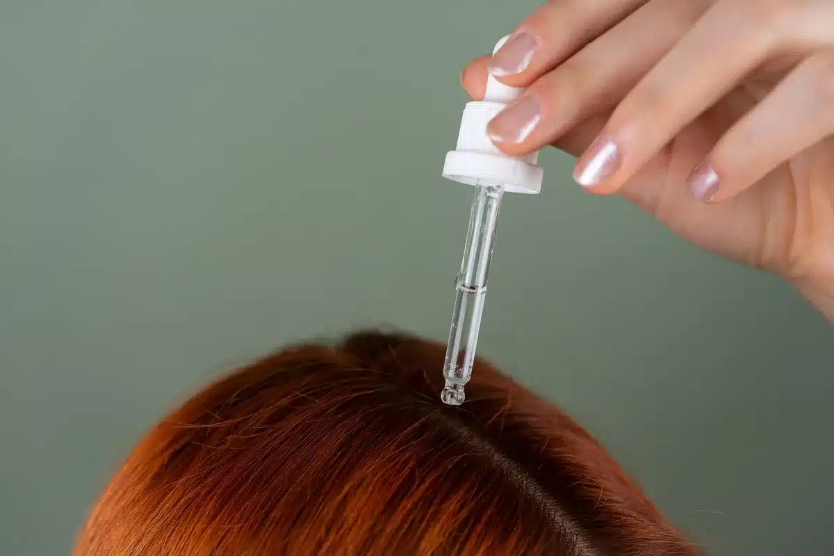 Bain d'huile appliqué sur cheveux secs, avec serviette chaude enroulée