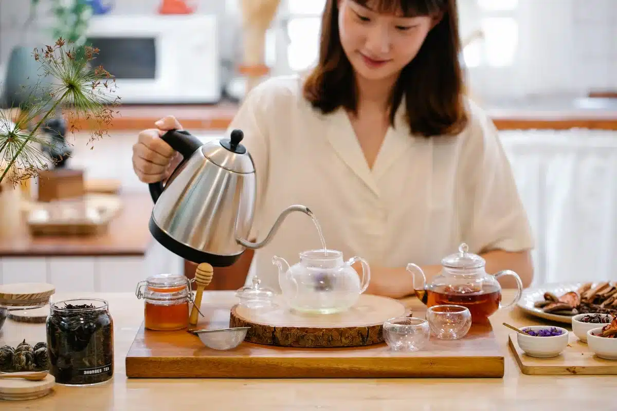 Pot de miel fermé placé dans un bain-marie avec de l'eau chaude pour le liquéfier
