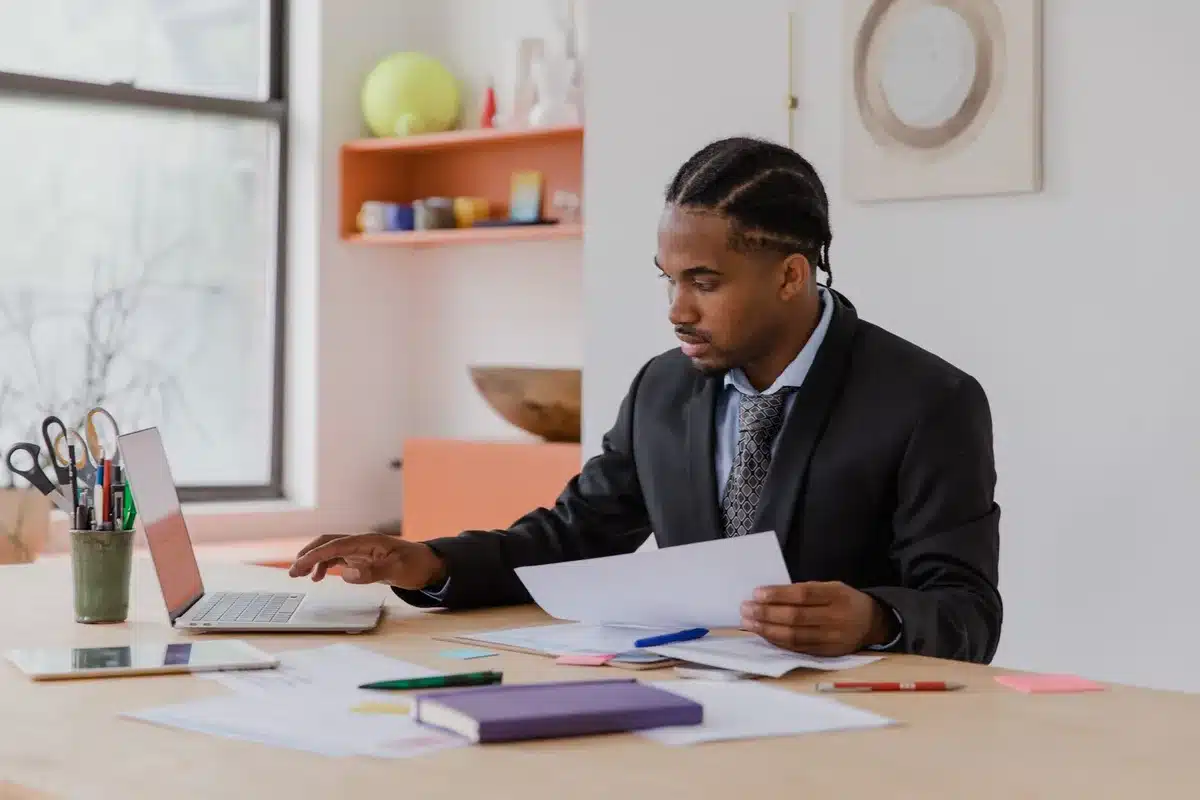 Responsable PME face à des documents administratifs et des défis organisationnels