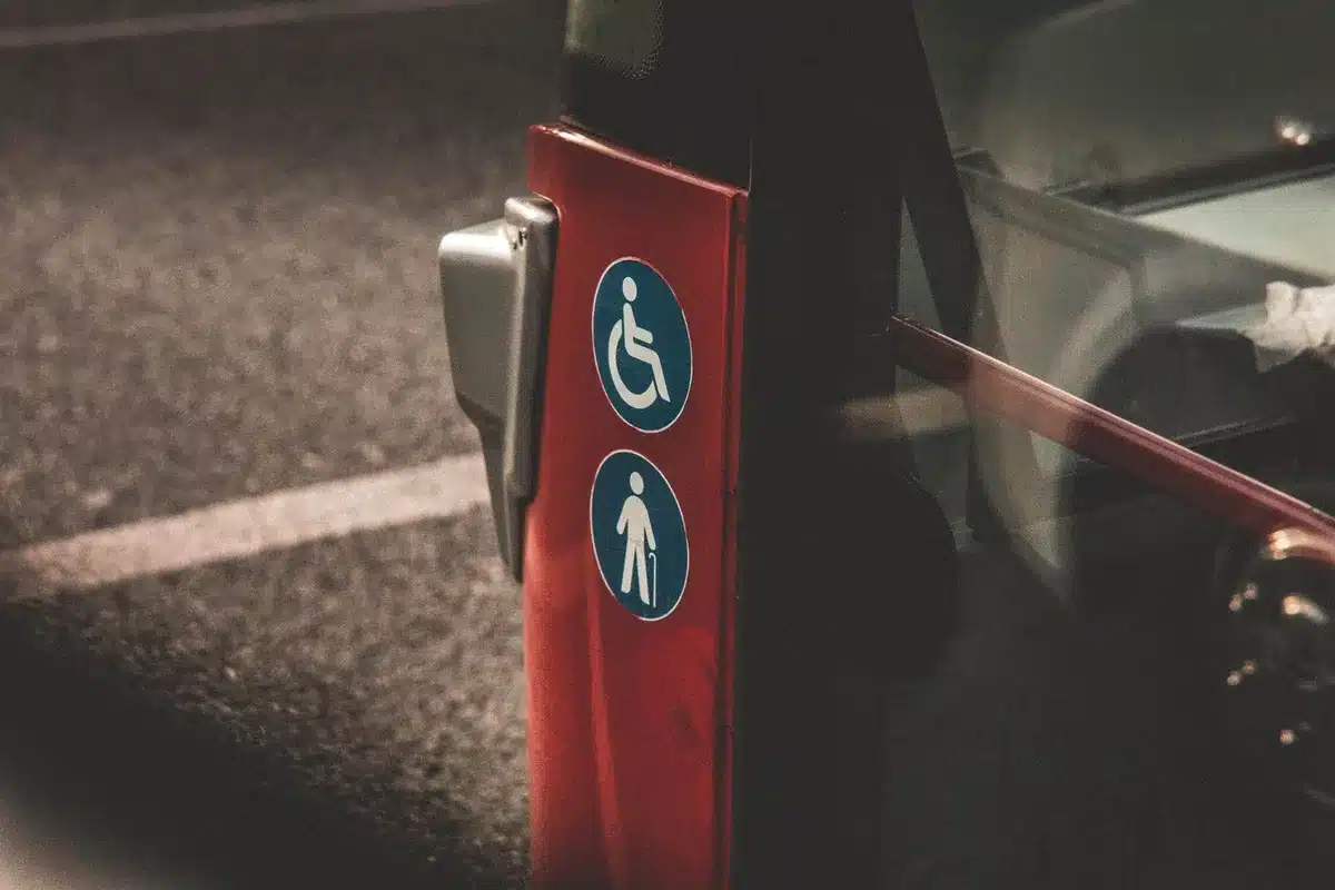 Route rurale montrant la distance entre les installations sportives accessibles