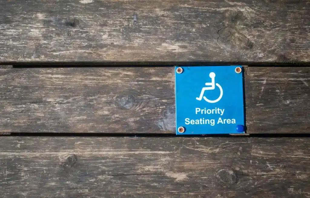 Jeune en fauteuil roulant accédant à une installation sportive accessible