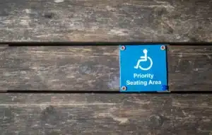 Jeune en fauteuil roulant accédant à une installation sportive accessible