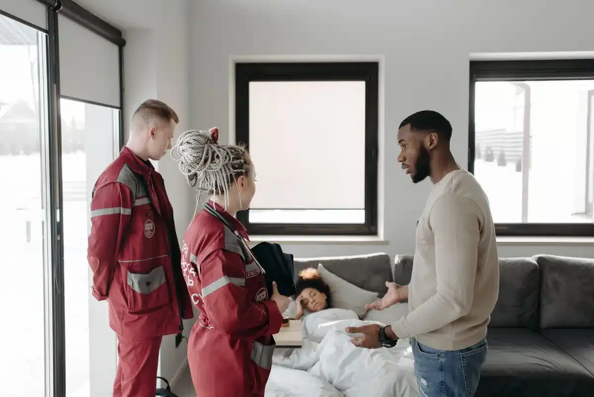 Patient en consultation d'urgence chez un médecin pour un problème auditif soudain