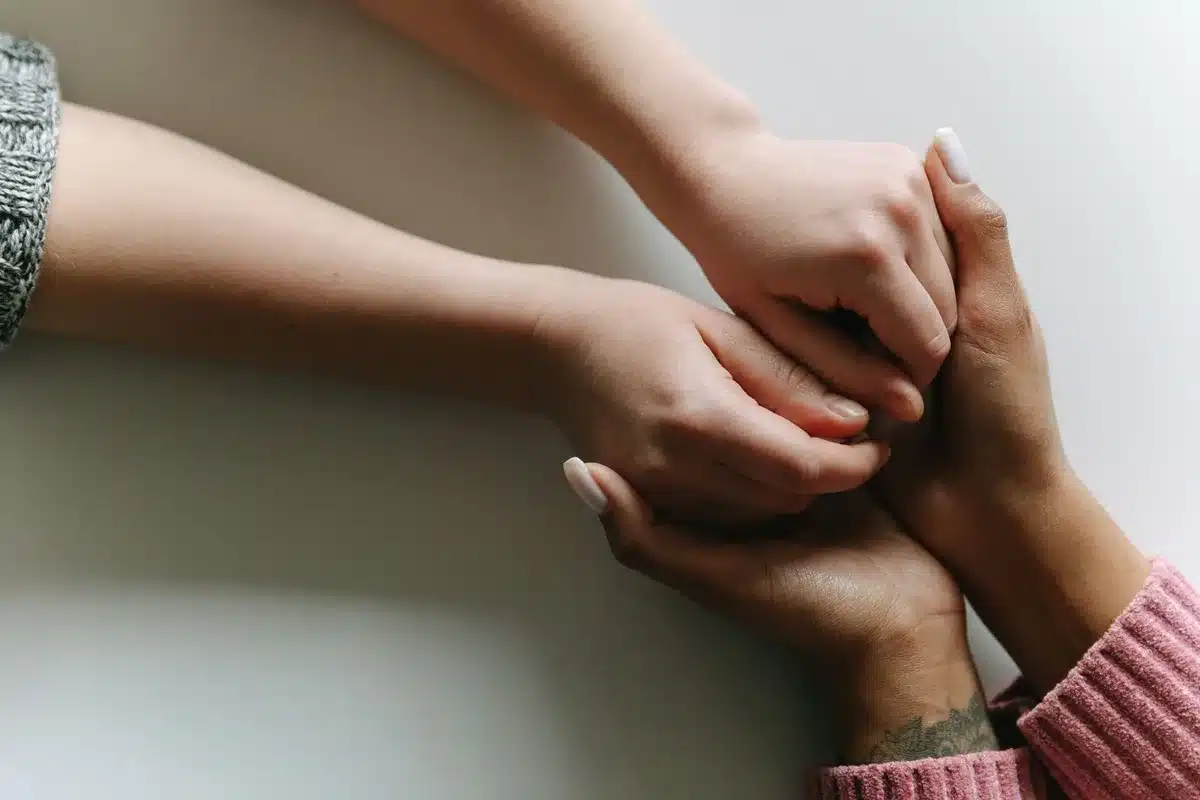 Deux mains se tendant pour s'entraider ou offrir du soutien