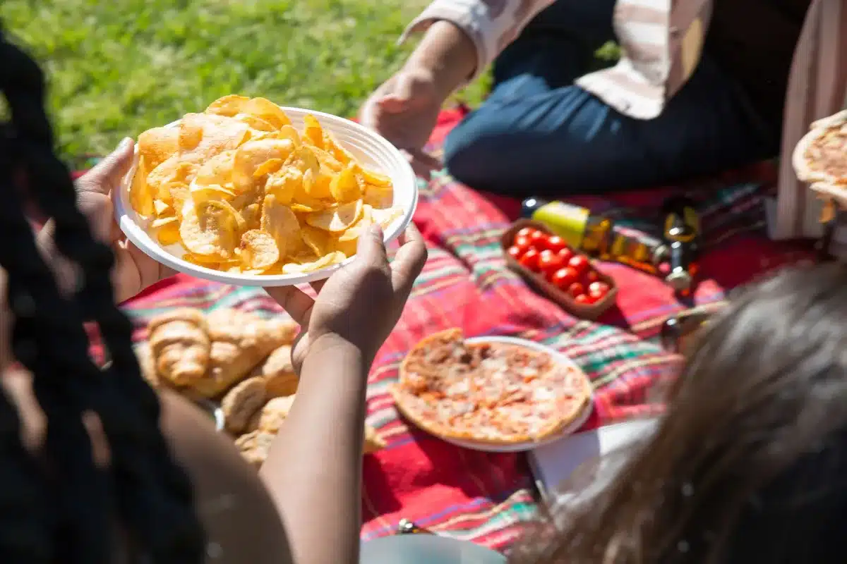 Une famille partage un repas simple en plein air