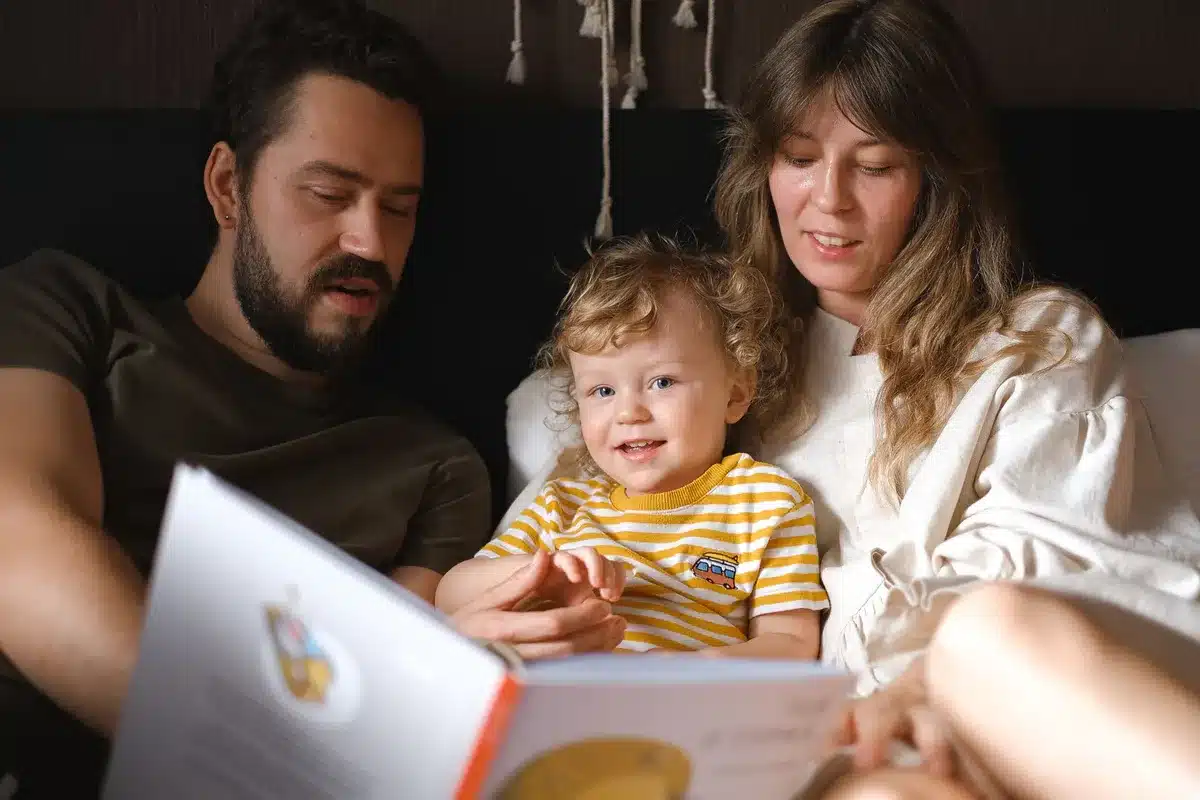 Parent et enfant lisant un livre ensemble pendant l'été