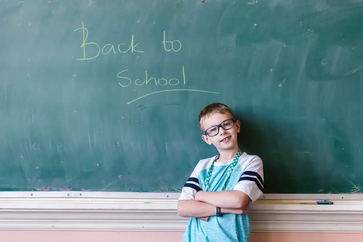 Enfant découvrant sa salle de classe avant la rentrée