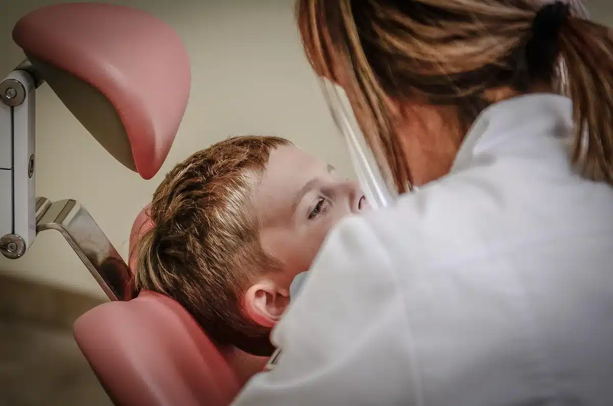 Praticien en ostéopathie discutant avec un patient lors d'une consultation
