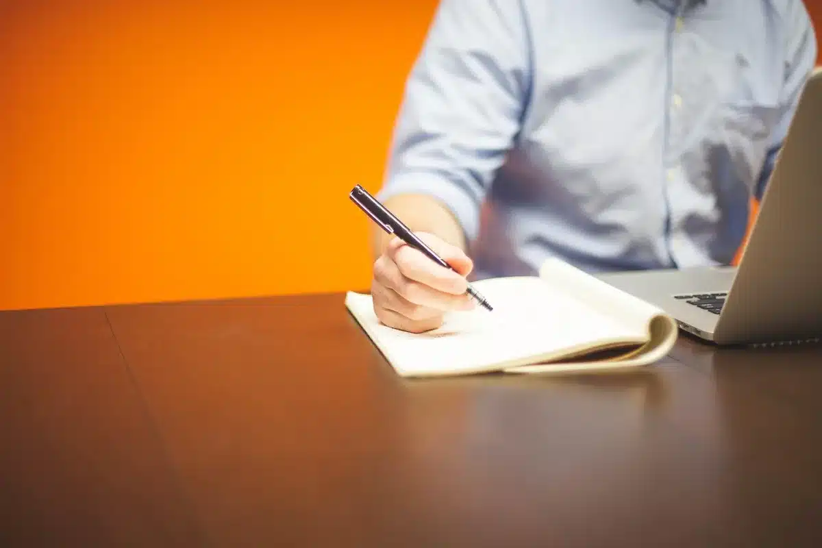 Ordinateur portable avec liste de vérification et documents d'évaluation
