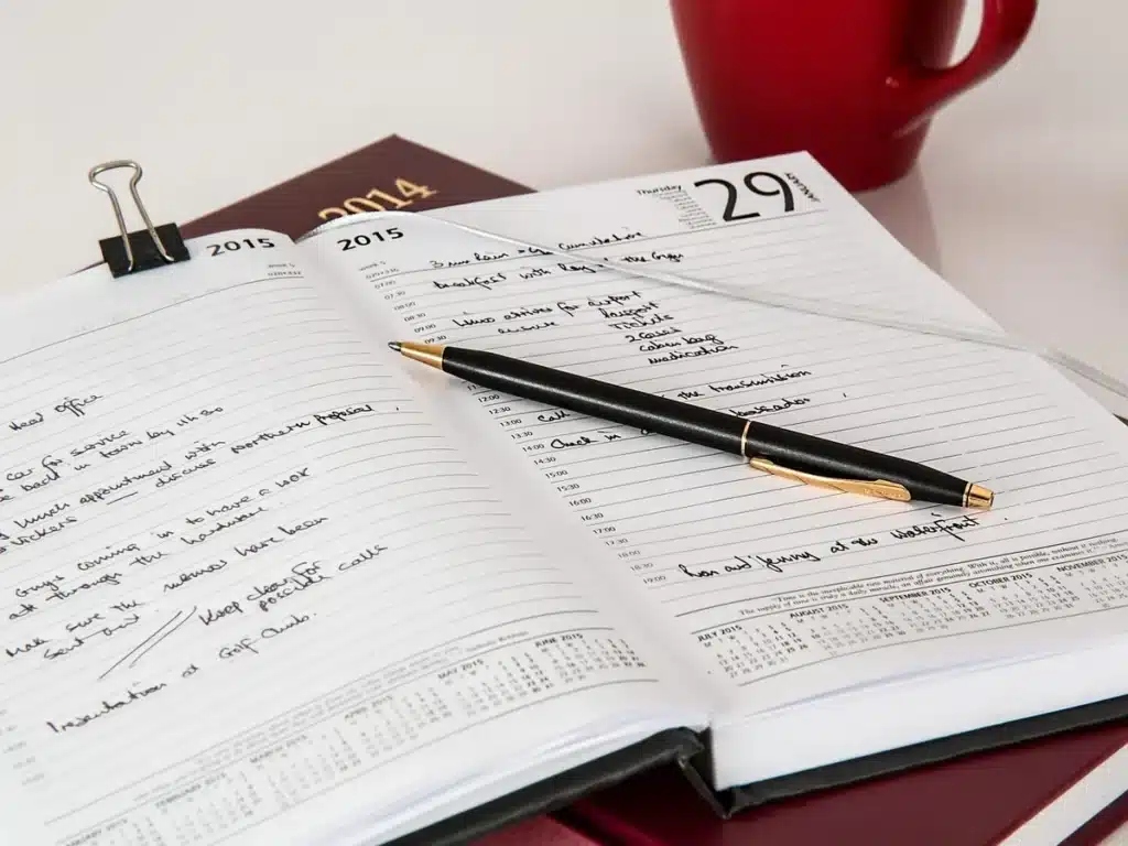 Écran d'ordinateur affichant un calendrier de prise de rendez-vous en ligne, avec agenda et documents professionnels