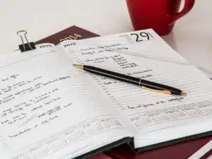 Écran d'ordinateur affichant un calendrier de prise de rendez-vous en ligne, avec agenda et documents professionnels