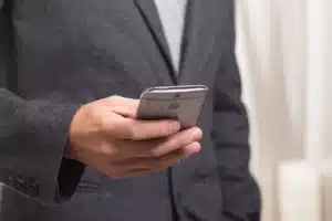 Parent et adolescent discutant devant un téléphone à la maison