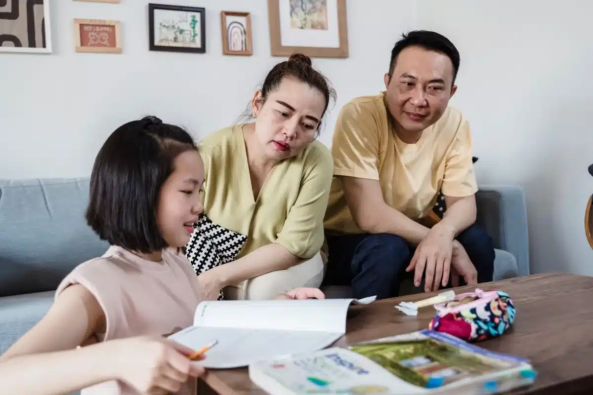 Plusieurs personnes offrent leur aide et du soutien à un parent