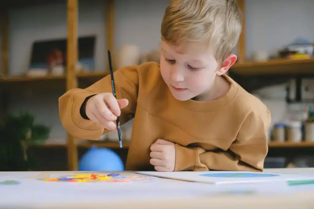 Roue des émotions colorée sur un bureau avec des notes et un stylo